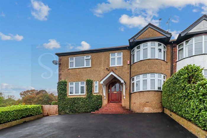 4 Bedroom Semi-Detached House For Sale In Norfolk Road, Barnet, EN5