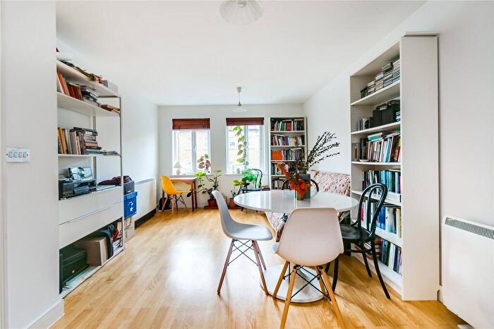 1 Bedroom Flat To Rent In Flanders House, Defoe Road, N16