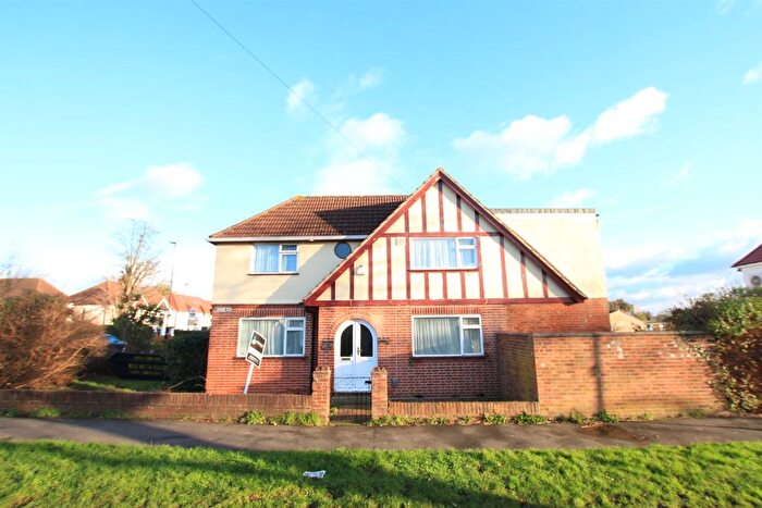 4 Bedroom Detached House To Rent In The Crossways, Heston, TW5