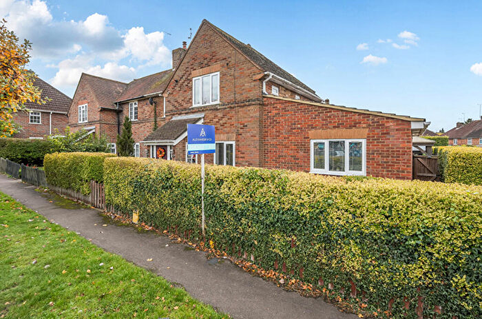 3 Bedroom Semi Detached House For Sale In Chiltern Road, Dunstable, Bedfordshire, LU6