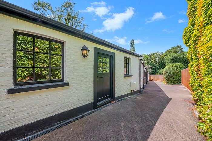 4 Bedroom Barn To Rent In Clamp Hill Stanmore, HA7