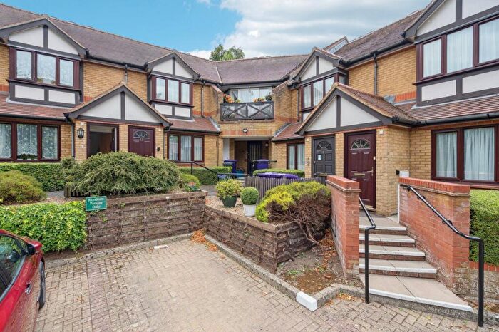 2 Bedroom Retirement Property For Sale In Harrison Close, Hitchin, SG4