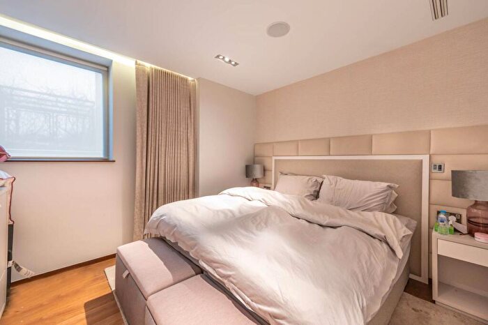 2 Bedroom Flat To Rent In Park Road, St John's Wood, London, NW8