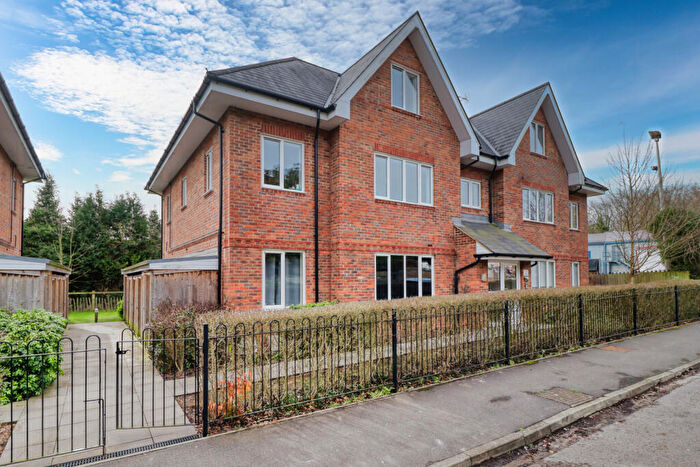 2 Bedroom Apartment For Sale In Gilletts Lane, High Wycombe, Buckinghamshire, HP12