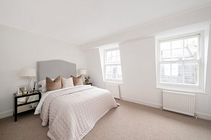 2 Bedroom Flat For Sale In De Vere Mews, Kensington, London, W8
