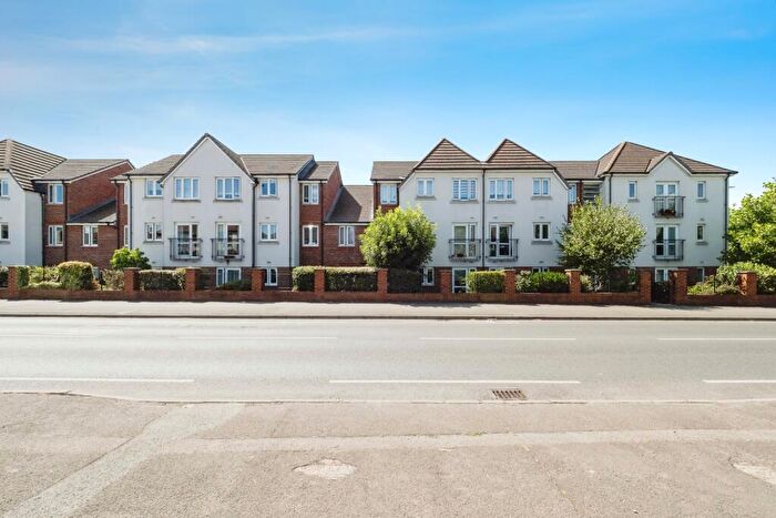 2 Bedroom Flat For Sale In White Hart Lane, Romford, RM7