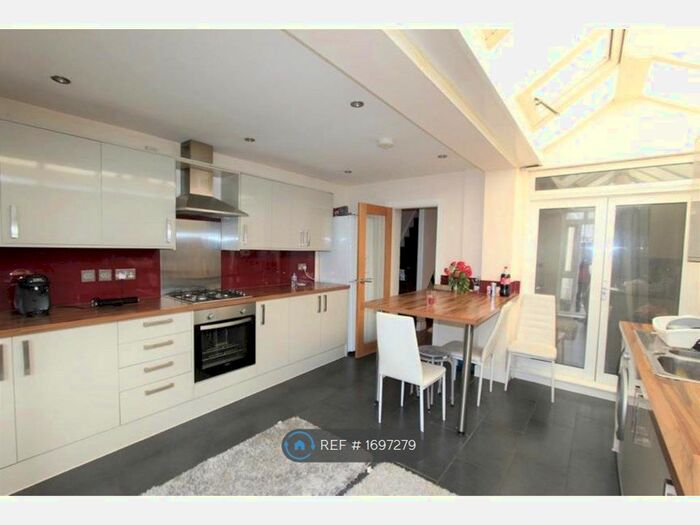 5 Bedroom Terraced House To Rent In Richmond Road, Gillingham, ME7