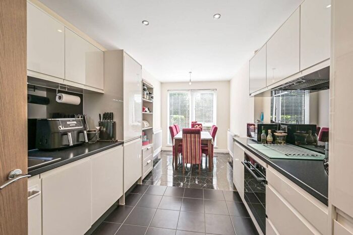 3 Bedroom Flat To Rent In Woodley Crescent, Cricklewood, London, NW2