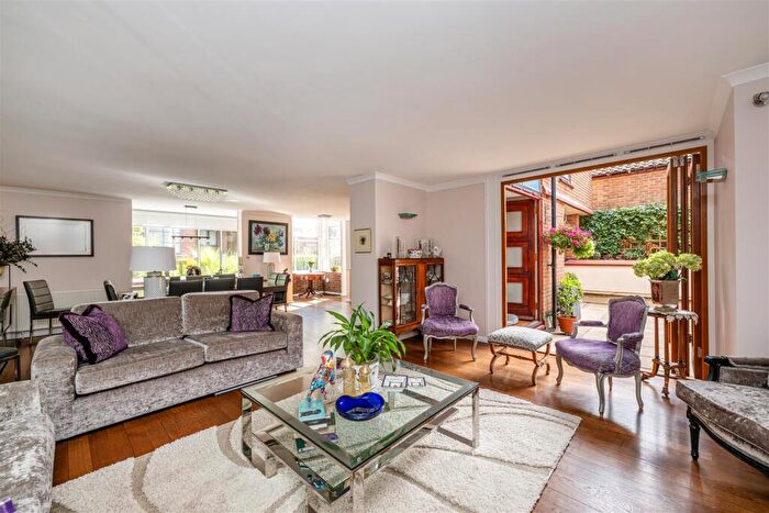 4 Bedroom House For Sale In Birchwood Drive, Hampstead, NW3