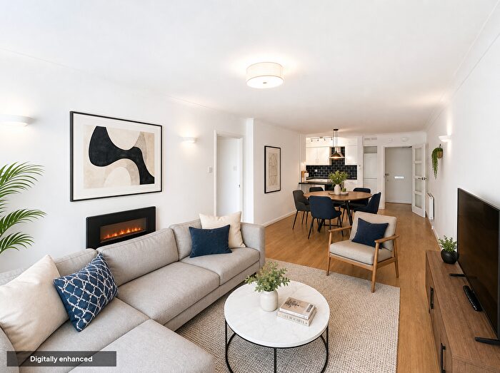 3 Bedroom Flat For Sale In High Point, Weybridge, KT13