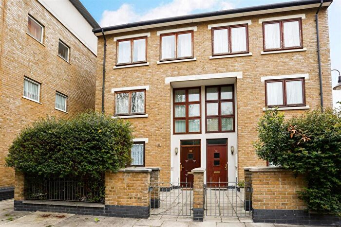 4 Bedroom Semi-Detached House To Rent In Hawthorn Avenue, Bow, E3