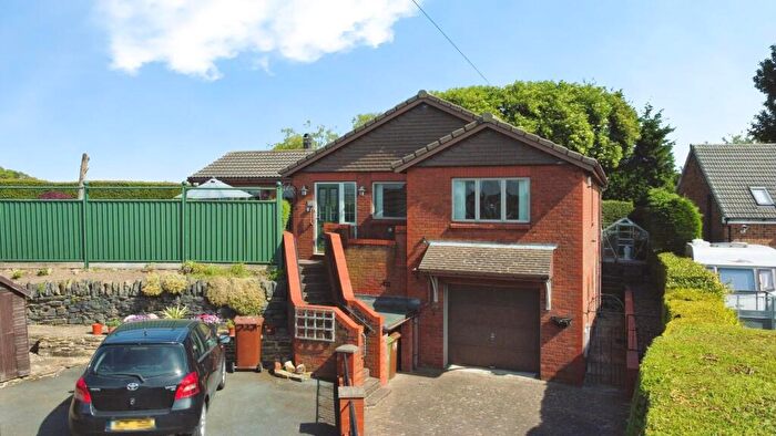 2 Bedroom House For Sale In Sunnybank Grove, Thornbury, Bradford, BD3