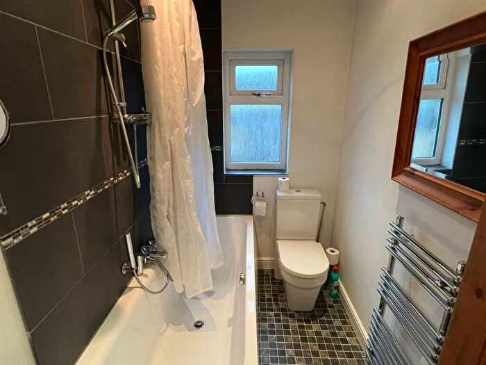 2 Bedroom End Of Terrace House To Rent In Crosland Hill Road, Crosland Moor, Huddersfield, HD4
