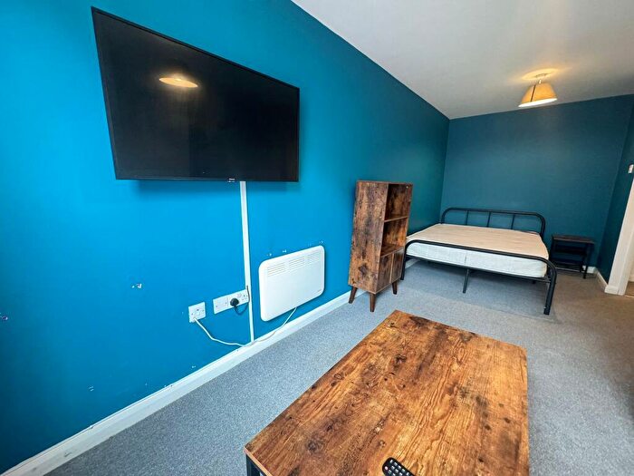 1 Bedroom Flat To Rent In Bed Student Flat // Jul, LN2