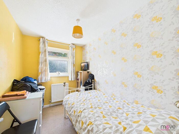 5 Bedroom Semi-Detached House For Sale In Marsh Gardens, Cheltenham, GL51