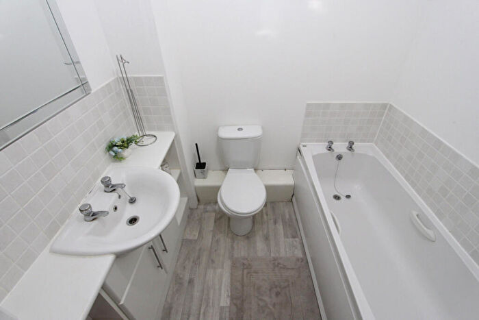 3 Bedroom Flat For Sale In Barclay Drive, Johnstone, PA5