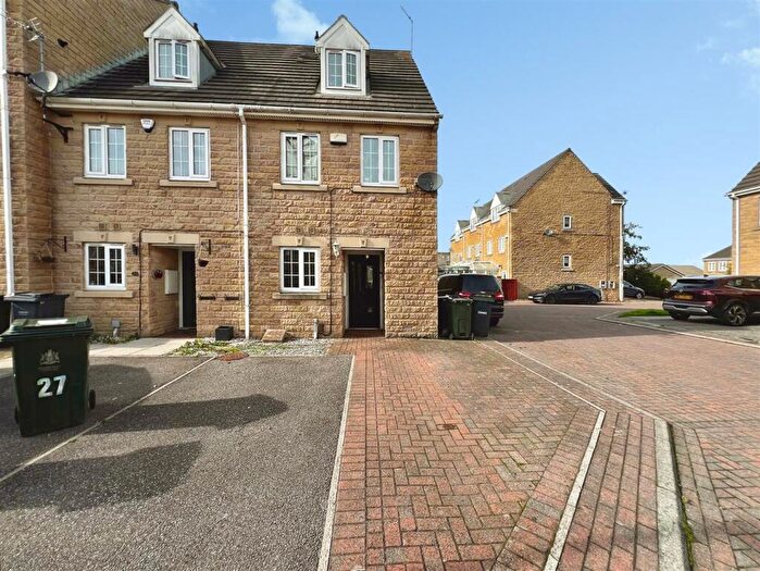 3 Bedroom End Of Terrace House For Sale In Loxley Close, Bradford, BD2