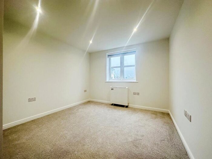 2 Bedroom Apartment To Rent In Scholars Walk, Langley, SL3