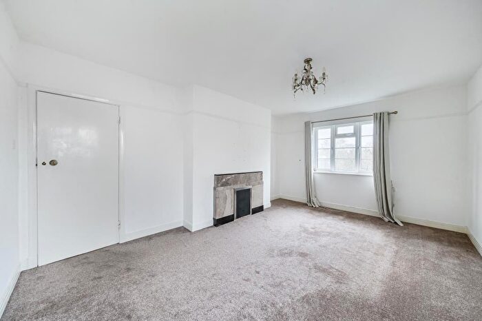 2 Bedroom Flat To Rent In Courtlands Sheen Road, Richmond, TW10