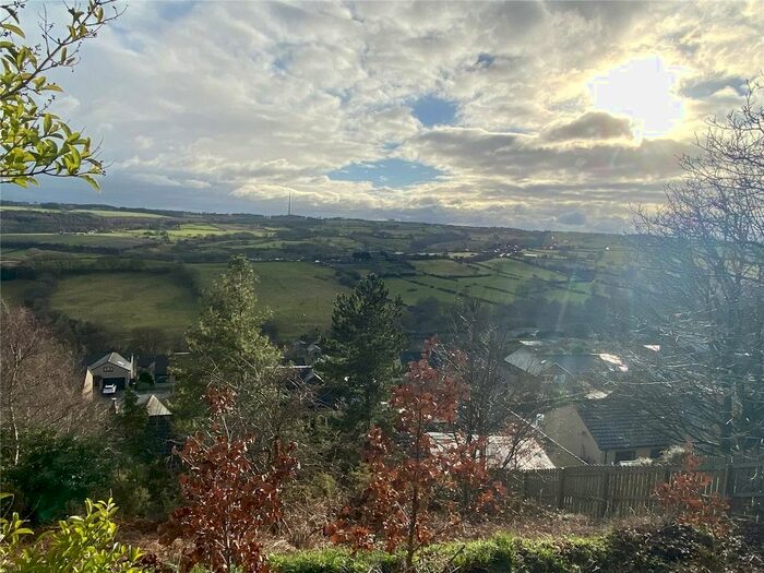 3 Bedroom SemiDetached House For Sale In Overthorpe Avenue, Thornhill