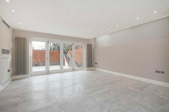 2 Bedroom Flat To Rent In Lyndhurst Lodge, Lyndhurst Road, Hampstead, London, NW3