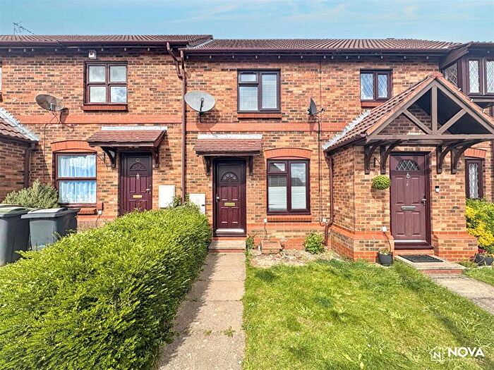 2 Bedroom Terraced House For Sale In Prestwick Close, Luton, LU2