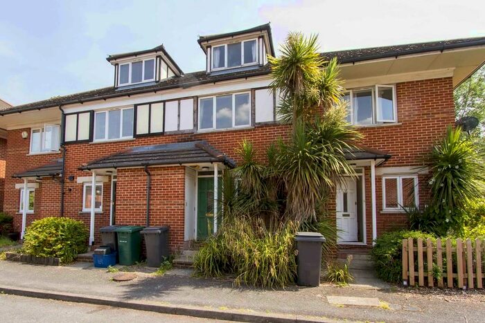 4 Bedroom Terraced House To Rent In Alwyn Gardens, Hendon, London, NW4