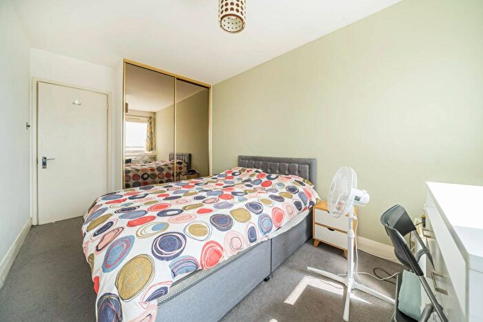 2 Bedroom Flat To Rent In Austin Road, Battersea, London, SW11