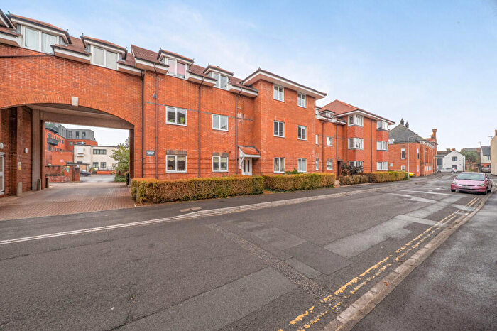 2 Bedroom Apartment For Sale In Oddfellows Road, Newbury, Berkshire, RG14