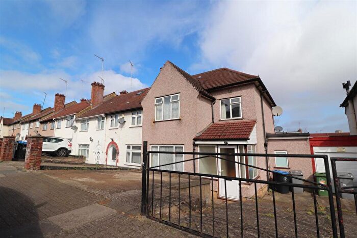 3 Bedroom End Of Terrace House For Sale In Crest Road, Neasden, NW2