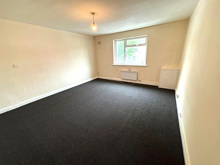 1 Bedroom Flat To Rent In Bloxwich Road, Walsall, WS3