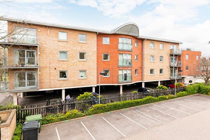 2 Bedroom Flat To Rent In Kings Court, Walton On Thames., KT12
