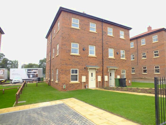 2 Bedroom Town House To Rent In Asket Row, Leeds, West Yorkshire, LS14