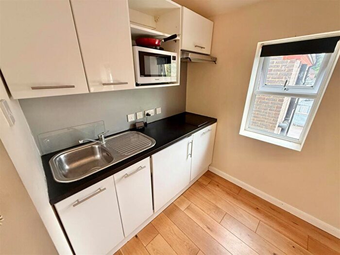 Studio To Rent In West Parade, Dunstable, LU6 - Photo 2