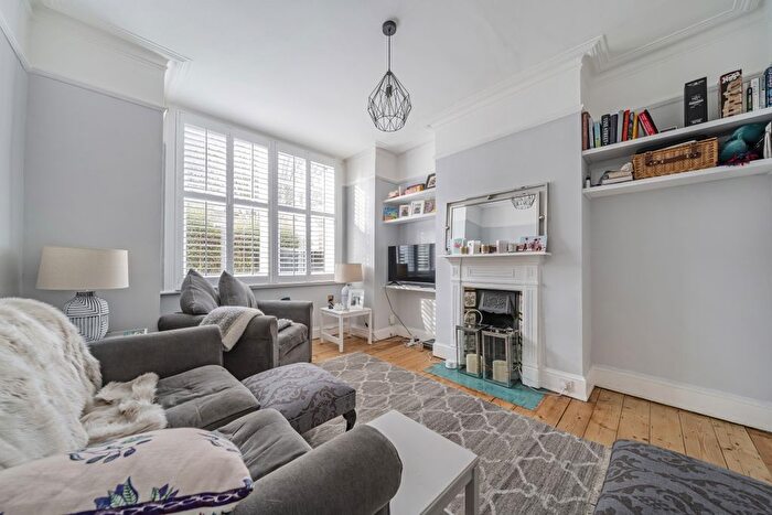 2 Bedroom Flat To Rent In Emlyn Road, Shepherds Bush, London, W12