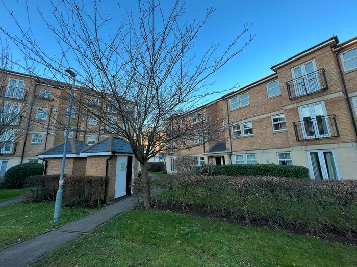 3 Bedroom Flat To Rent In Venneit Close, Oxford, OX1