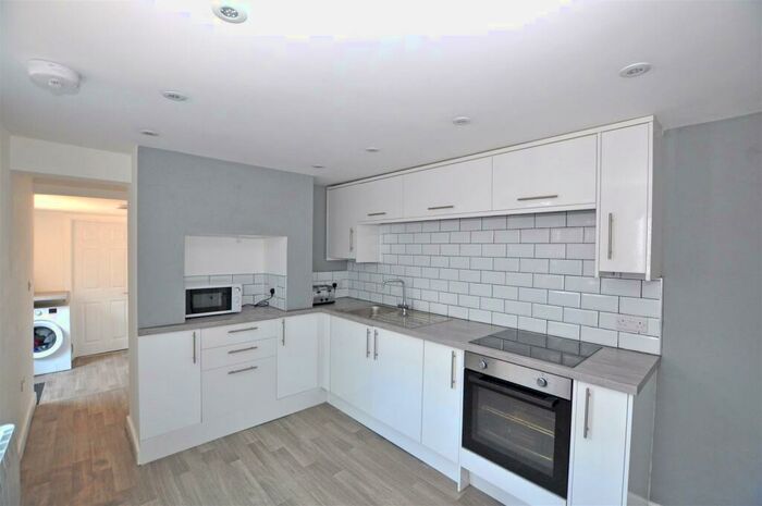 2 Bedroom Flat To Rent In High Street, Hailsham, BN27