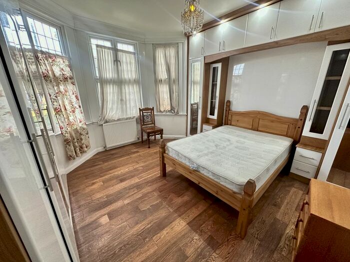 4 Bedroom Semi-Detached House To Rent In Sutton Road, Hounslow, TW5