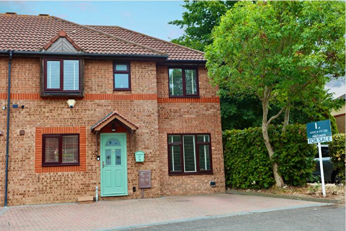 4 Bedroom Semi-Detached House For Sale In Hayes Road, Greenhithe, DA9