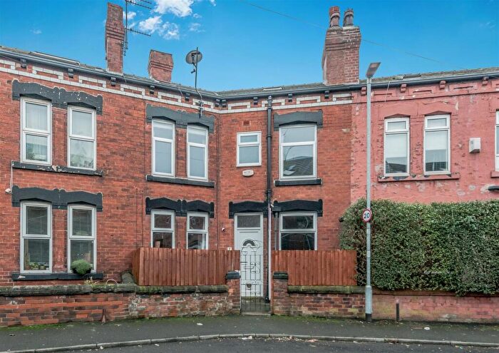 3 Bedroom Terraced House For Sale In Aberdeen Walk, Leeds, LS12