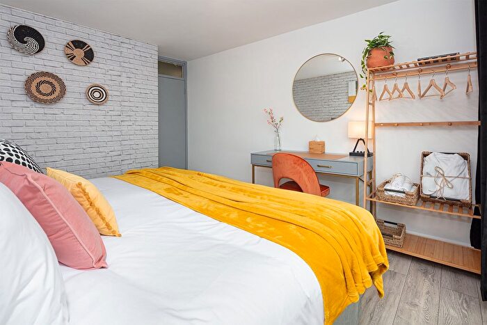 2 Bedroom Flat To Rent In Roseford Court, Shepherds Bush Green, London, W12