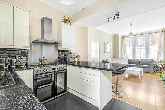3 Bedroom Apartment To Rent In Dagnan Road, London, SW12