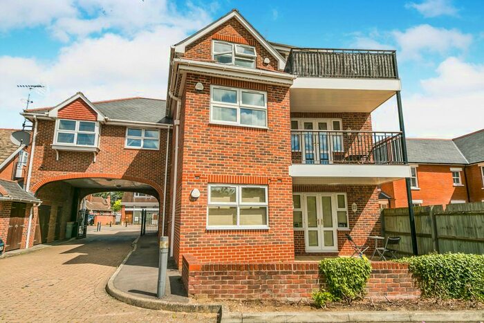 2 Bedroom Flat To Rent In West End Road, Mortimer Common, Reading, RG7