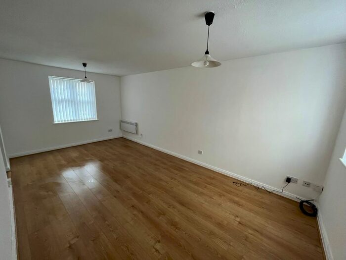2 Bedroom Flat To Rent In Burroughs Gardens, Kingsway Court, L3
