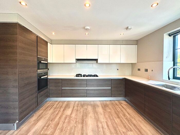 2 Bedroom Flat To Rent In Edgwarebury Lane, Edgware, HA8