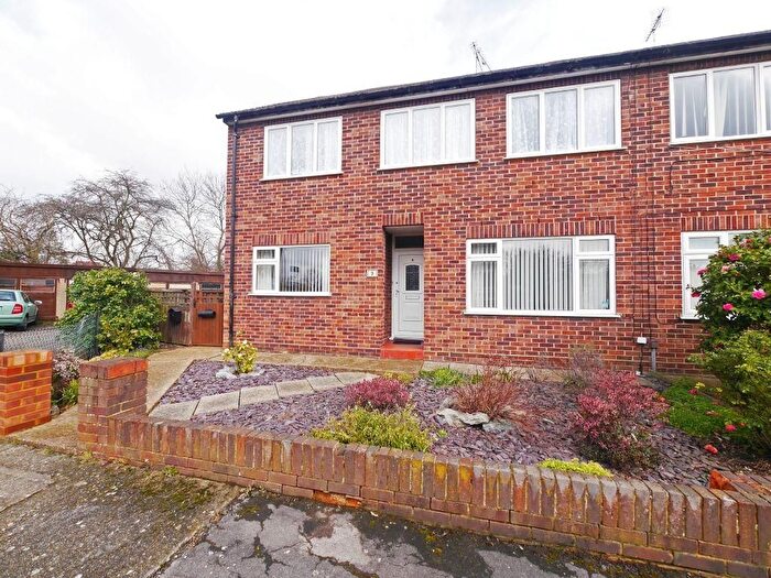 2 Bedroom Maisonette To Rent In Stanley Close, Uxbridge, UB8