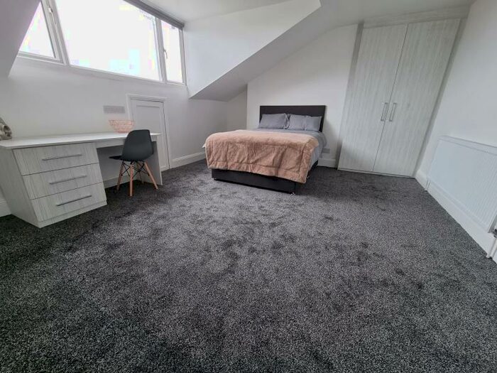 4 Bedroom Flat To Rent In Cardigan Road, Hyde Park, Leeds, LS6