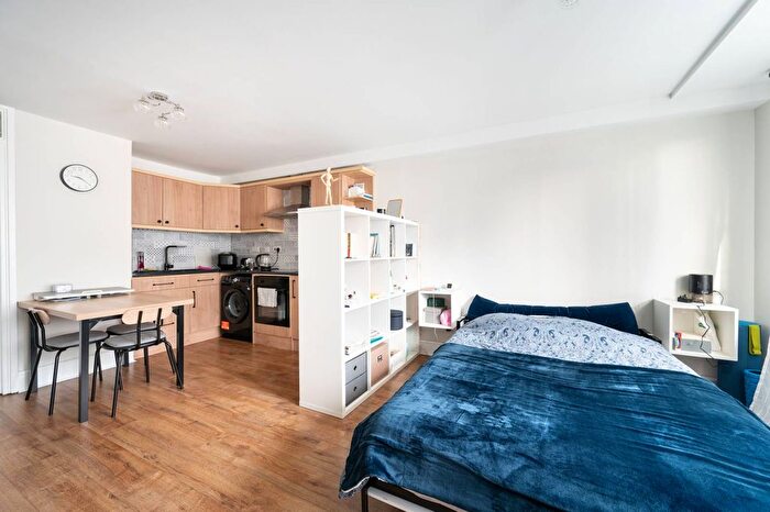 Studio To Rent In Great Western Road, Notting Hill, London, W11