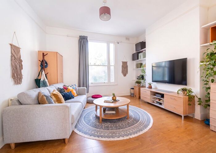 3 Bedroom Flat For Sale In Junction Road, Archway, N19