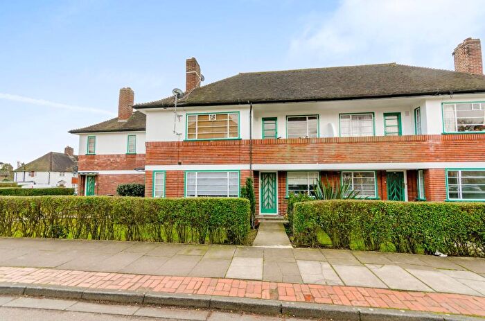 2 Bedroom Maisonette To Rent In Denison Close, East Finchley, N2